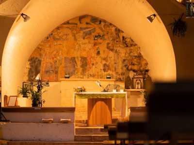 Per finire ammiriamo il grande affresco che domina il centro della grotta e il retro dell�altare. Rappresenta la crocifissione di Ges�, anche se molte parti sono mancanti